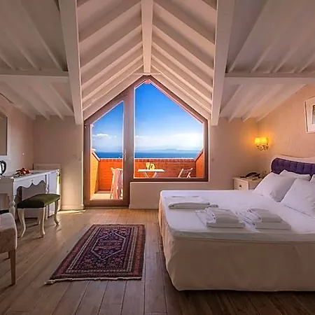 Aeneas Hotel *